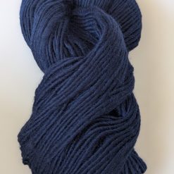 Dark blue knitting yarn in 100% pure virgin wool