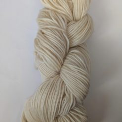 Undyed knitting yarn in 100% pure virgin wool